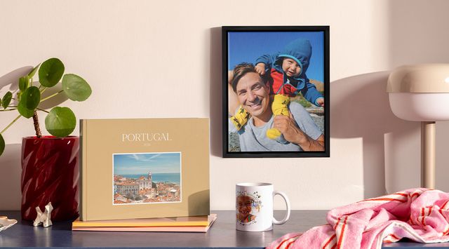 En samling af personlige fotoprodukter, der vises frem på en hylde, inklusive en fotobog, et indrammet fotolærred og et krus.