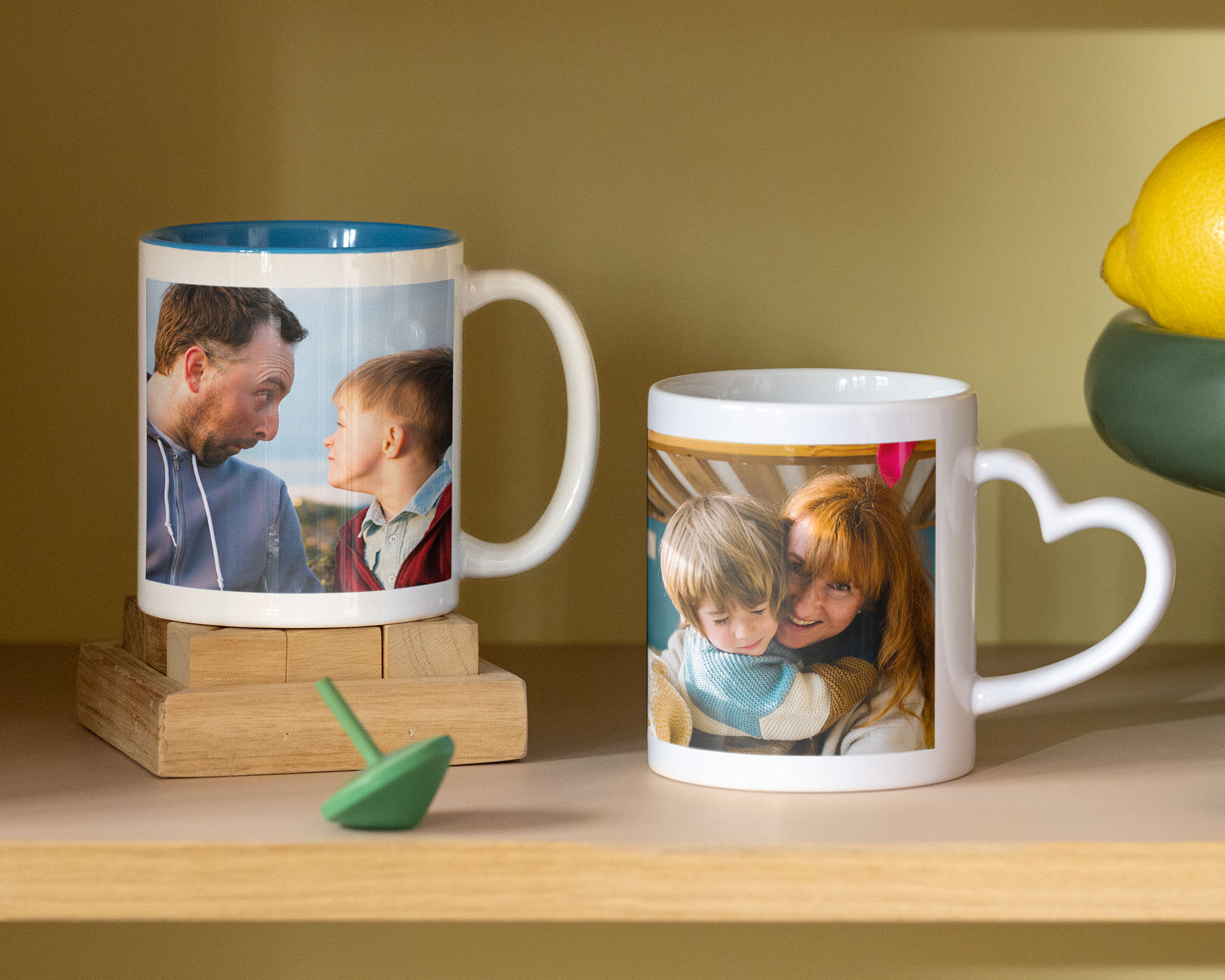 Opstillede krus med familiebilleder på dem