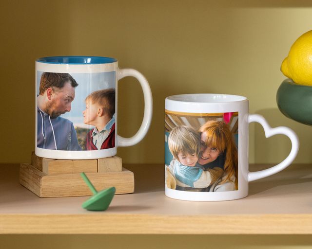 Opstillede krus med familiebilleder på dem