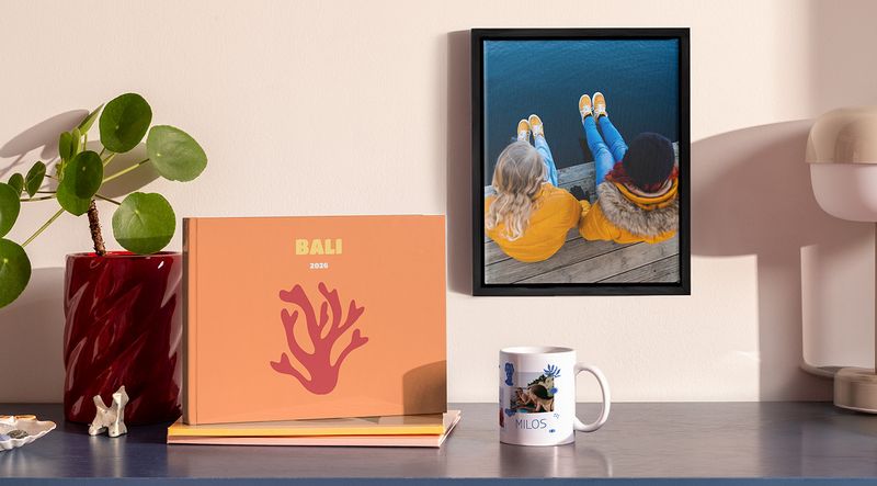 Personlige fotoprodukter fra Photobox, inklusive en fotobog, en indrammet vægdekoration og et krus.