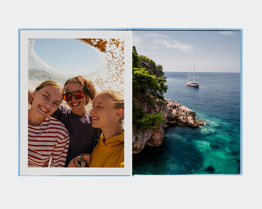 En stående L fotobog med et billede af en person, der kigger ud på en bjergsø
