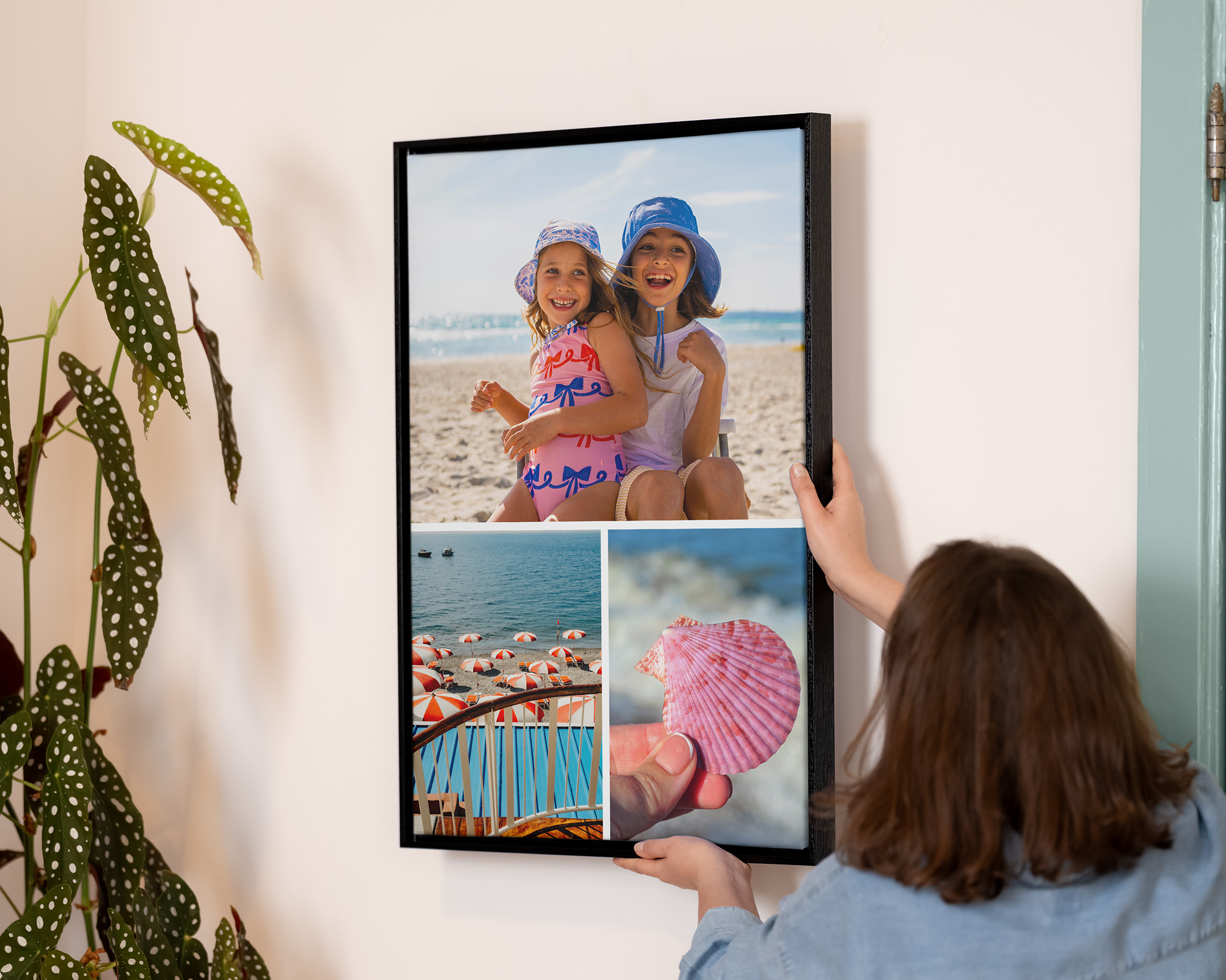 Person, der hænger en indrammet fotocollage op