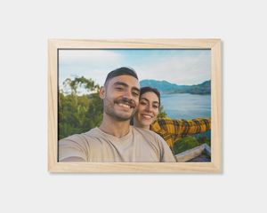 Indrammet plakat med et pars selfie fra et udsigtspunkt
