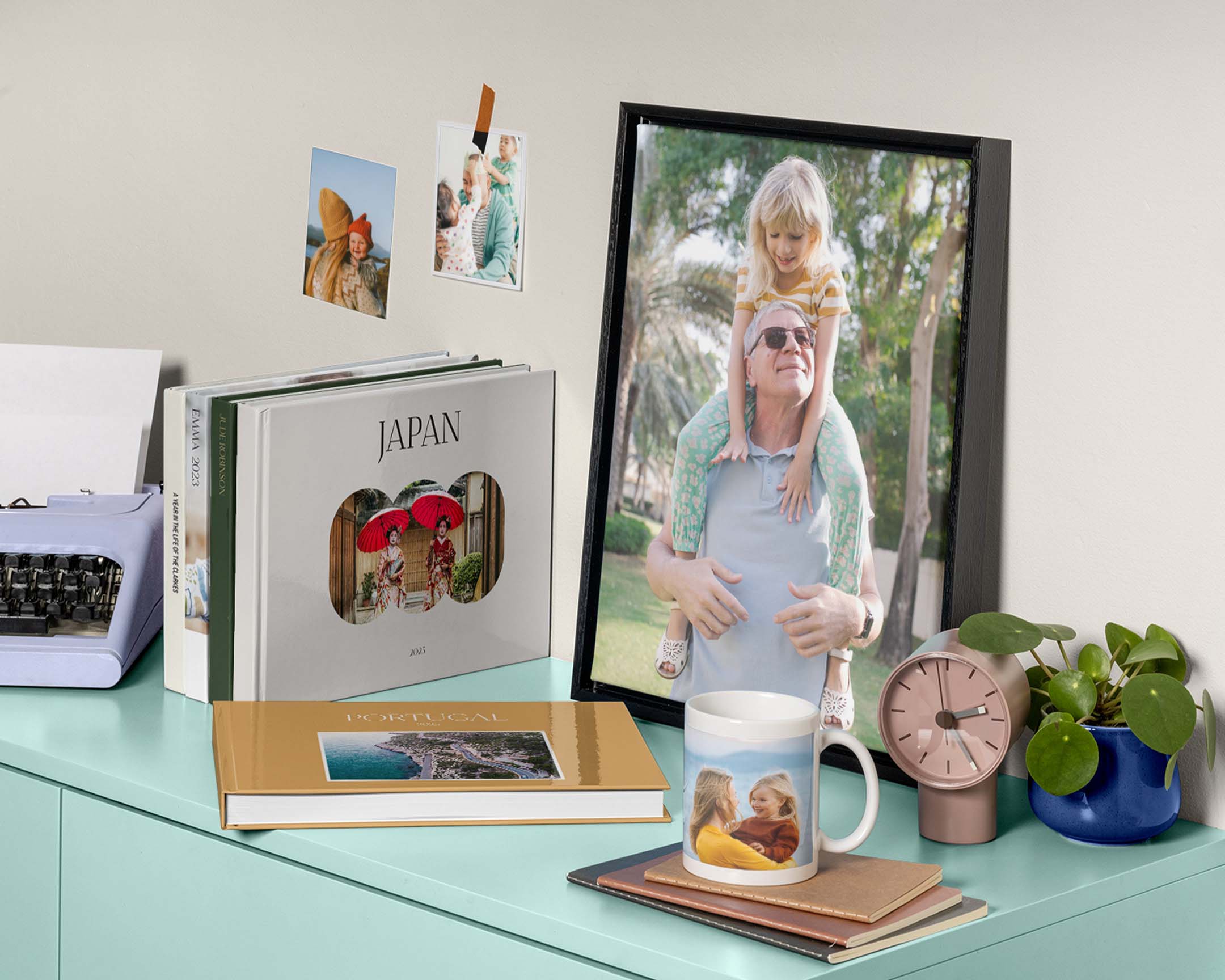 Vores personlige fotoprodukter gør ethvert øjeblik til noget særligt, og er perfekt som valentins- , årsdags- eller julegaver til ham, du holder af.
