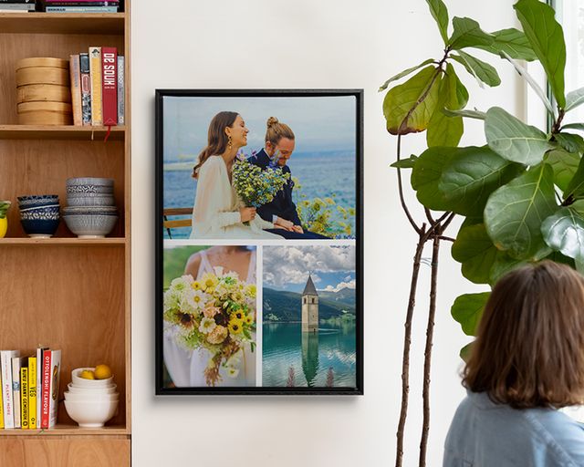 En indrammet vægdekoration med en fotocollage med tre bryllupsbilleder.