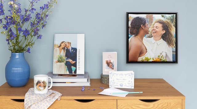 En samling af personlige bryllupsprodukter, herunder fotobøger, fotokort og vægdekorationer.