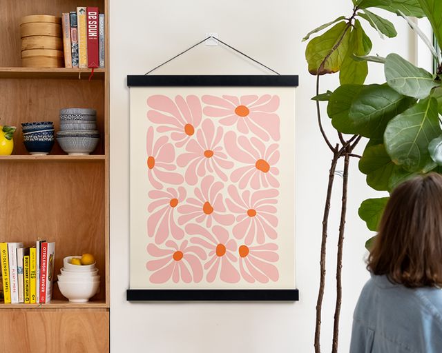 Et print af en plakat med et abstrakt blomsterdesign.