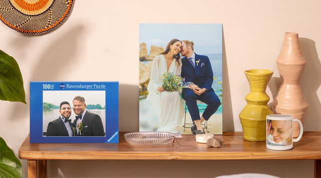 Personlige bryllupsgaver fra Photobox: vægdekorationer, et krus og et puslespil.