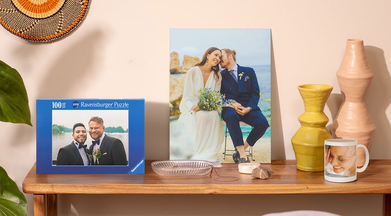 Personlige bryllupsgaver fra Photobox: vægdekorationer, et krus og et puslespil.