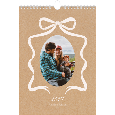 Fotokalender A4 (20 x 30 cm) — Ramme med sløjfe [kalender forside]