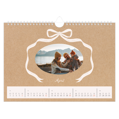 Fotokalender A4 — Ramme med sløjfe [April]