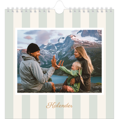 Årskalender kvadratisk — Skrift og striber [kalender forside]