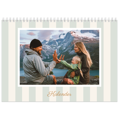 Fotokalender A4 dobbelt (30 x 40 cm) — Skrift og striber [kalender forside]