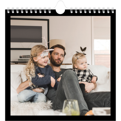 Årskalender kvadratisk — Sort ramme [kalender forside]