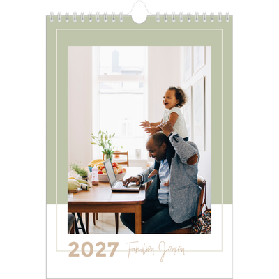 A4 Familiekalender — Familiekalender i jordfarver - Familie på 3 [kalender forside]