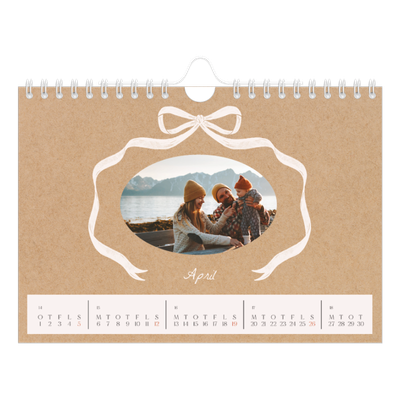 A5 Foto Kalender — Ramme med sløjfe [April]