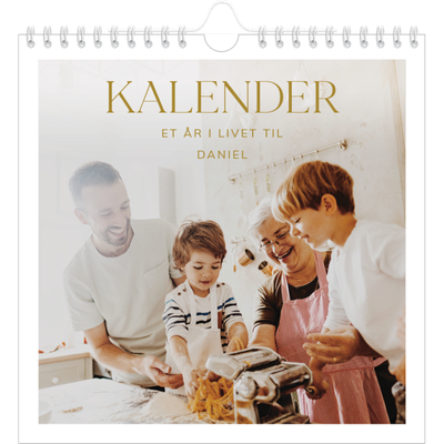 Årskalender kvadratisk — Guld stor skrift [kalender forside]