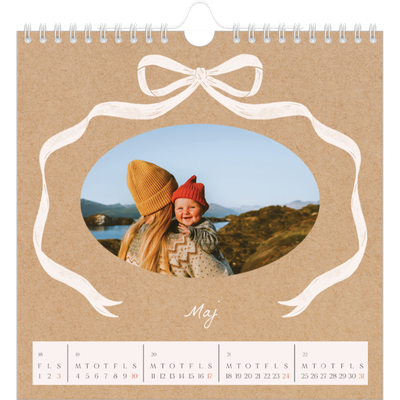 Årskalender kvadratisk — Ramme med sløjfe [kalender forside]