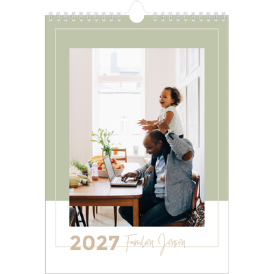 A4 Familiekalender — Familiekalender i jordfarver - Familie på 5 [kalender forside]