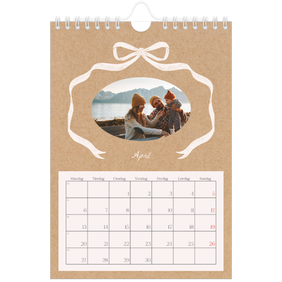A5 Foto Kalender — Ramme med sløjfe [April]