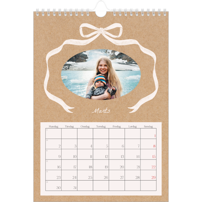 Fotokalender A4 (20 x 30 cm) — Ramme med sløjfe [Marts]