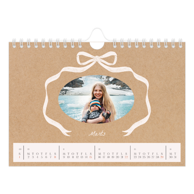 A5 Foto Kalender — Ramme med sløjfe [Marts]