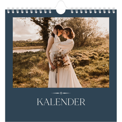Årskalender kvadratisk — Skifer & seriffer [kalender forside]