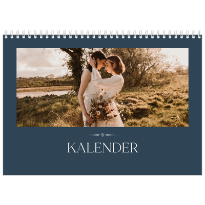 Fotokalender A4 dobbelt (30 x 40 cm) — Skifer & seriffer [kalender forside]
