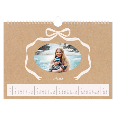 Fotokalender A4 — Ramme med sløjfe [Marts]