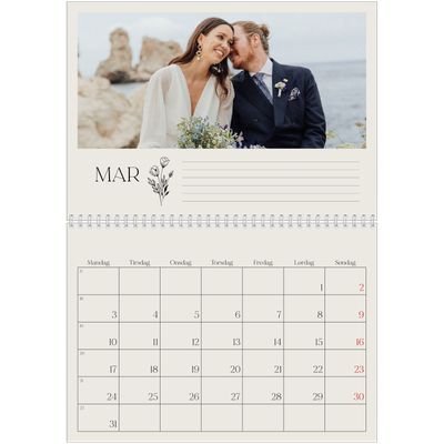 Fotokalender A4 dobbelt (30 x 40 cm) — Initialer i blomst [Marts]