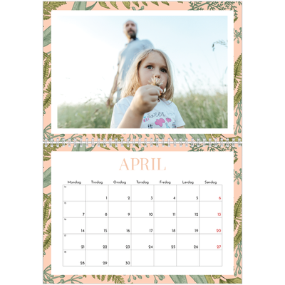 Fotokalender A4 dobbelt (30 x 40 cm) — Blomstret tapet [April]