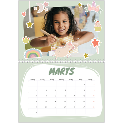 Fotokalender A4 dobbelt (30 x 40 cm) — Regnbue enhjørning [Marts]