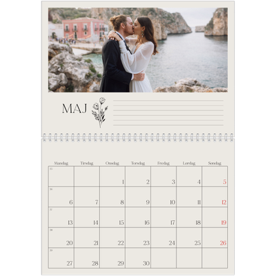 Fotokalender A4 dobbelt (30 x 40 cm) — Initialer i blomst [Maj]