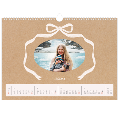 A3 Foto Kalender — Ramme med sløjfe [Marts]