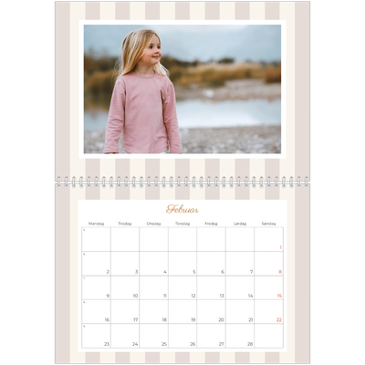 Fotokalender A4 dobbelt (30 x 40 cm) — Skrift og striber [Februar]