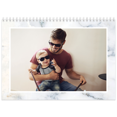 Fotokalender A4 dobbelt (30 x 40 cm) — Marmorbaggrunde [kalender forside]